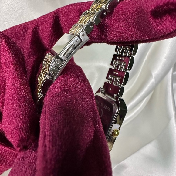 Steel modern Women's Gold and Silver Quartz Watch - Picture 3 of 8